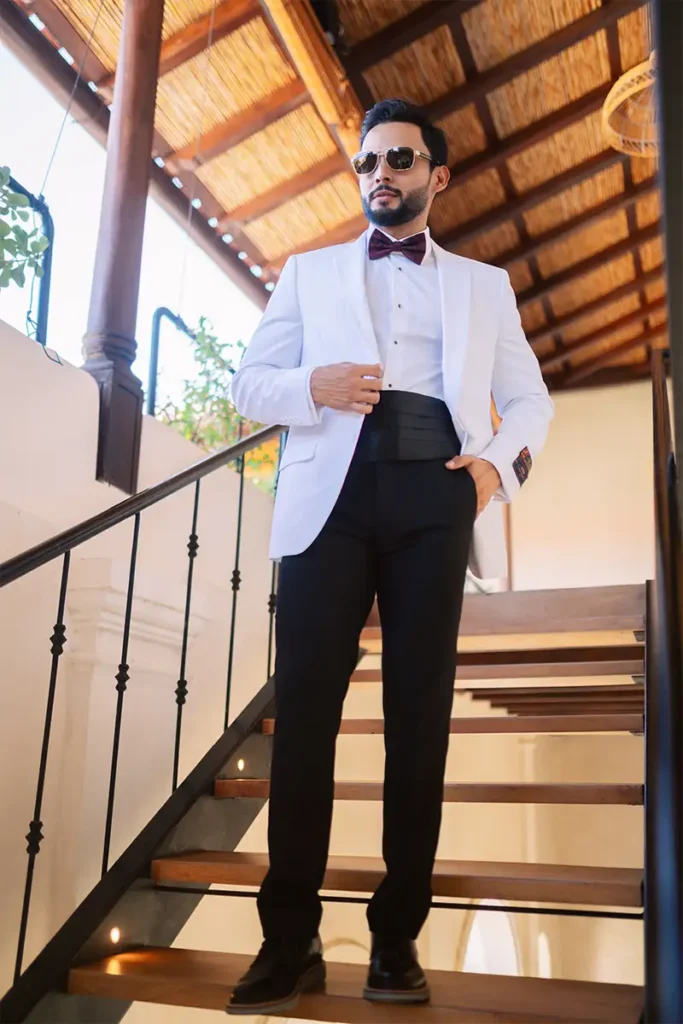 Blazer blanco formal para hombre con corbatín vino y pantalón negro de vestir