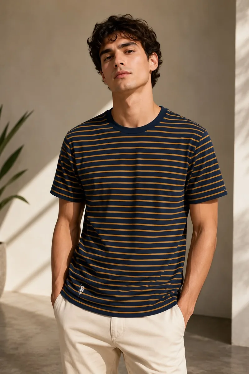 Camiseta U.S. Polo Assn. de algodón azul marino con rayas amarillas