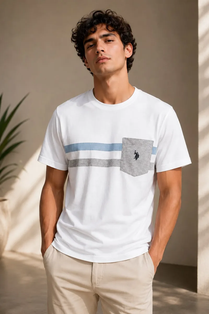 Camiseta U.S. Polo Assn. de algodón blanca con franjas celeste y gris