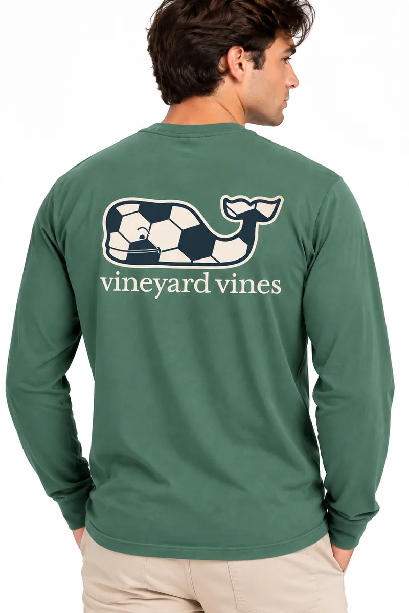 Camiseta Manga Larga con Ballena y Balón de Fútbol Vineyard Vines verde, vista de espalda