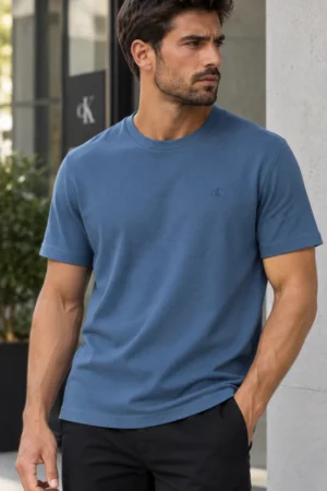 Camiseta básica Calvin Klein de algodón azul con logo pequeño al pecho