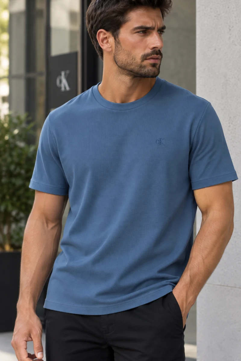Camiseta básica Calvin Klein de algodón azul con logo pequeño al pecho