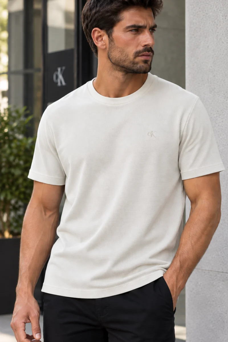 Camiseta básica Calvin Klein de algodón crema con logo pequeño al pecho