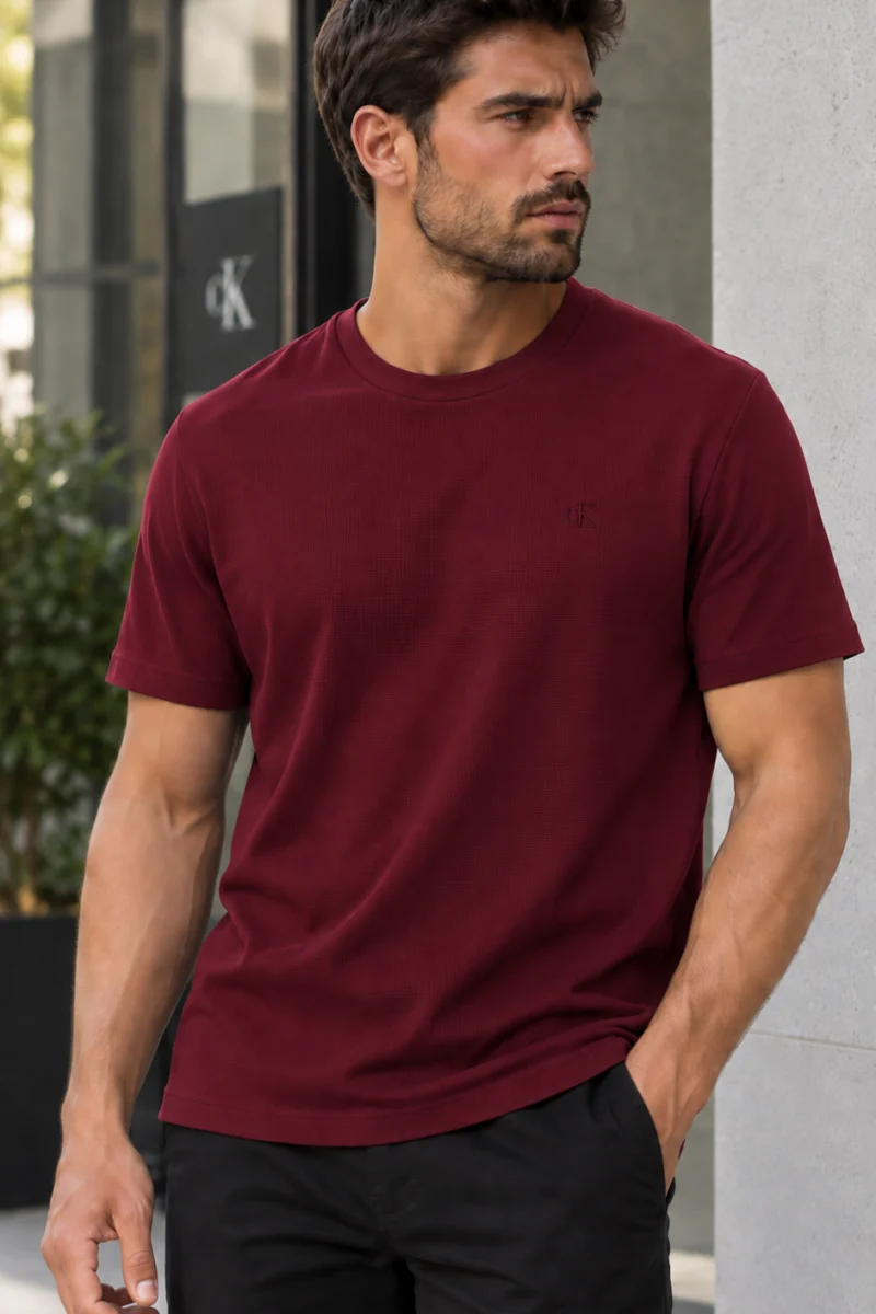 Camiseta básica Calvin Klein de algodón rojo vino con logo pequeño al pecho