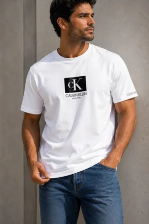 Camiseta Calvin Klein de algodón blanca con logo CK en recuadro negro