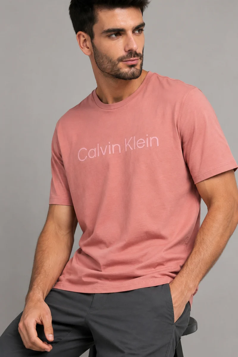 Camiseta Calvin Klein de algodón color salmón con logo al frente