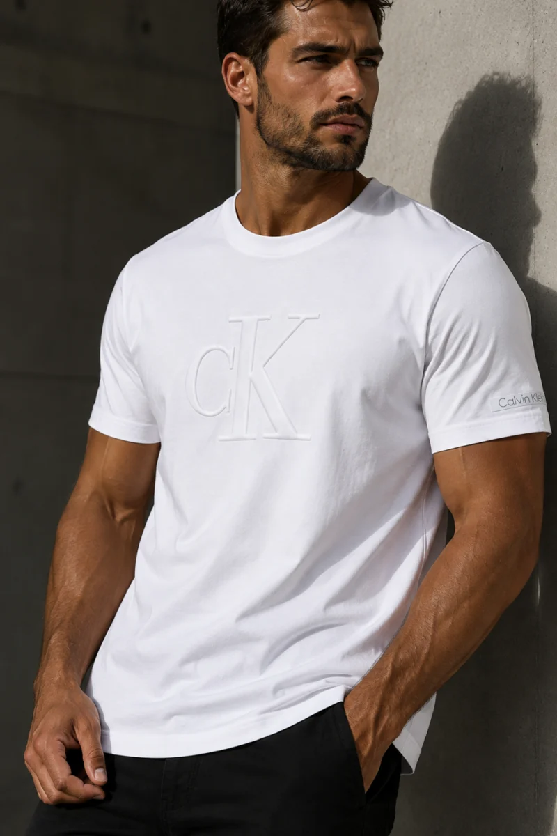 Camiseta Calvin Klein de algodón blanca con monograma CK en relieve