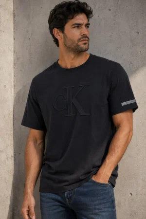 Camiseta Calvin Klein de algodón negra con monograma CK en relieve