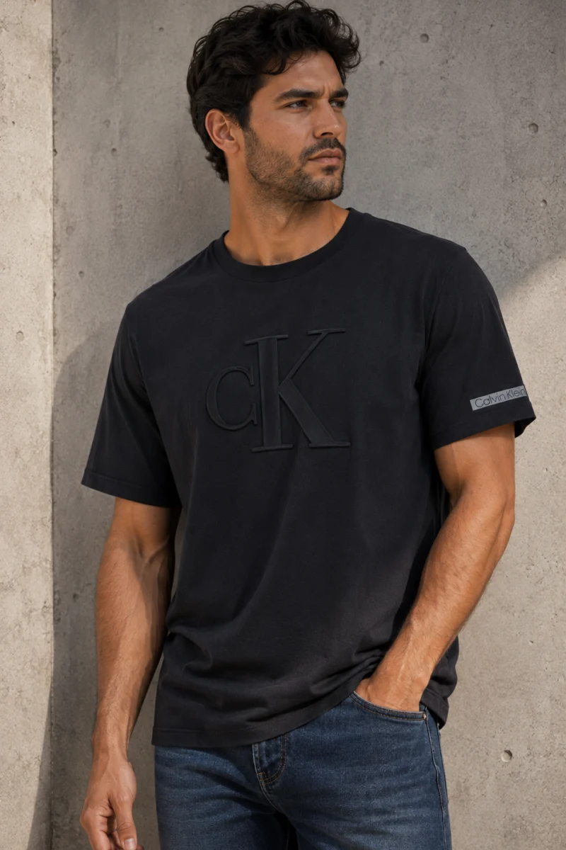 Camiseta Calvin Klein de algodón negra con monograma CK en relieve