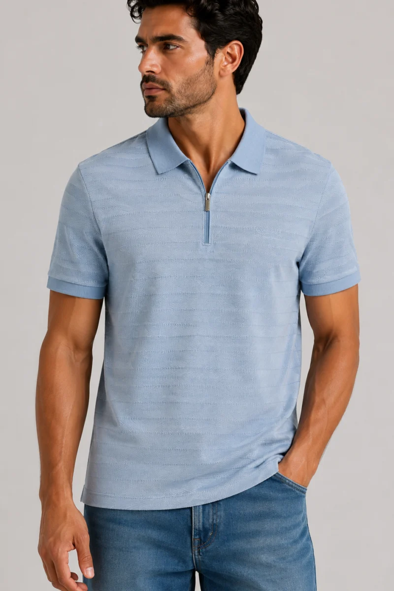 Camiseta estilo polo Calvin Klein de algodón azul claro con cierre y textura