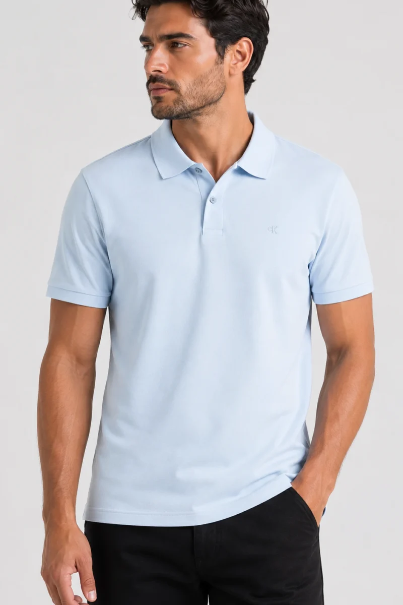 Camiseta estilo polo Calvin Klein de algodón celeste con logo pequeño