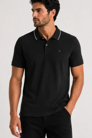Camiseta estilo polo Calvin Klein de algodón negra con ribete blanco en el cuello