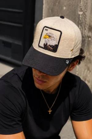 Gorra Trucker Águila Grit Goorin Bros color beige con negro