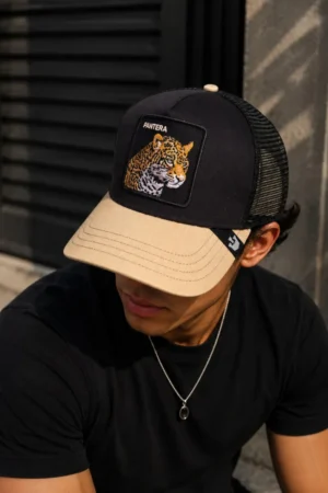 Gorra Trucker Jaguar Pantera Goorin Bros color negro con beige