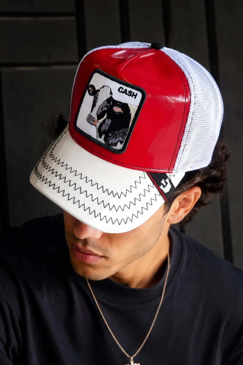 Gorra Trucker Vaca Cash Goorin Bros color rojo con blanco