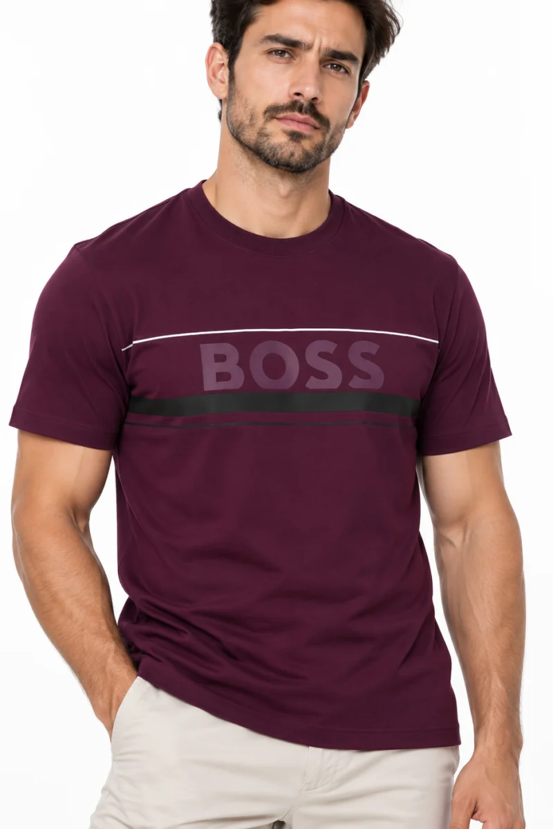 Camiseta Hugo Boss cuello redondo rojo vino con logo BOSS y franja al pecho