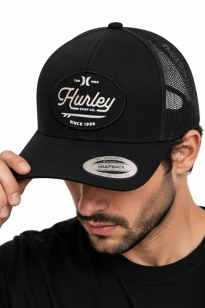 Gorra Trucker con Parche Bordado Hurley color negro