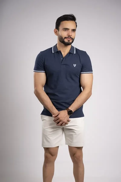 camiseta con colores básicos estilo polo color azul con blanco 01