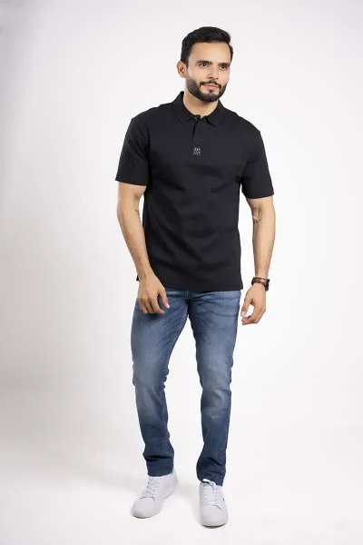 camiseta estilo polo de algodón sólida en tonos básicos con logo de la marca color negro 01