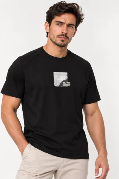Camiseta Hugo Boss cuello redondo negra con estampado fotográfico al pecho