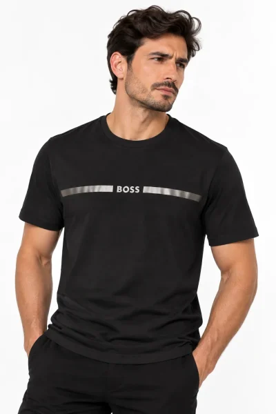 Camiseta Hugo Boss cuello redondo negra con franja metalizada y logo BOSS