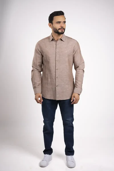 Camisa manga larga color café de algodón y lino para hombre estilo elegante casual