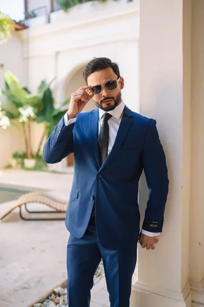 traje-formal-azul-royal-corbata-gris-hombre-02