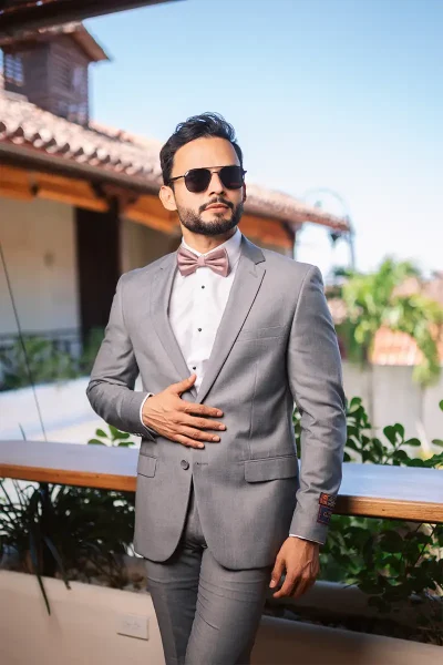 traje-formal-gris-claro-corbatin-beige-hombre-01