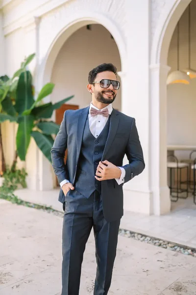 traje-formal-gris-oscuro-chaleco-corbatin-beige-hombre-01