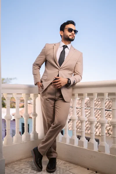 traje-vestir-beige-corbata-negra-hombre-01